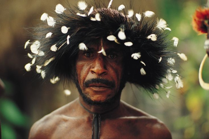  Trang phục truyền thống tối giản. Đàn ông Dani nổi tiếng với việc sử dụng koteka (bao dương vật) làm trang phục chính, phản ánh sự thích nghi với môi trường và văn hóa bản địa. Ảnh: Pinterest.