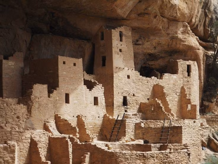  Kiến trúc làng đá nhiều tầng. Nhà ở truyền thống của người Hopi được xây bằng đá và bùn, xếp tầng trên các vách mesa. Ảnh: Pinterest.