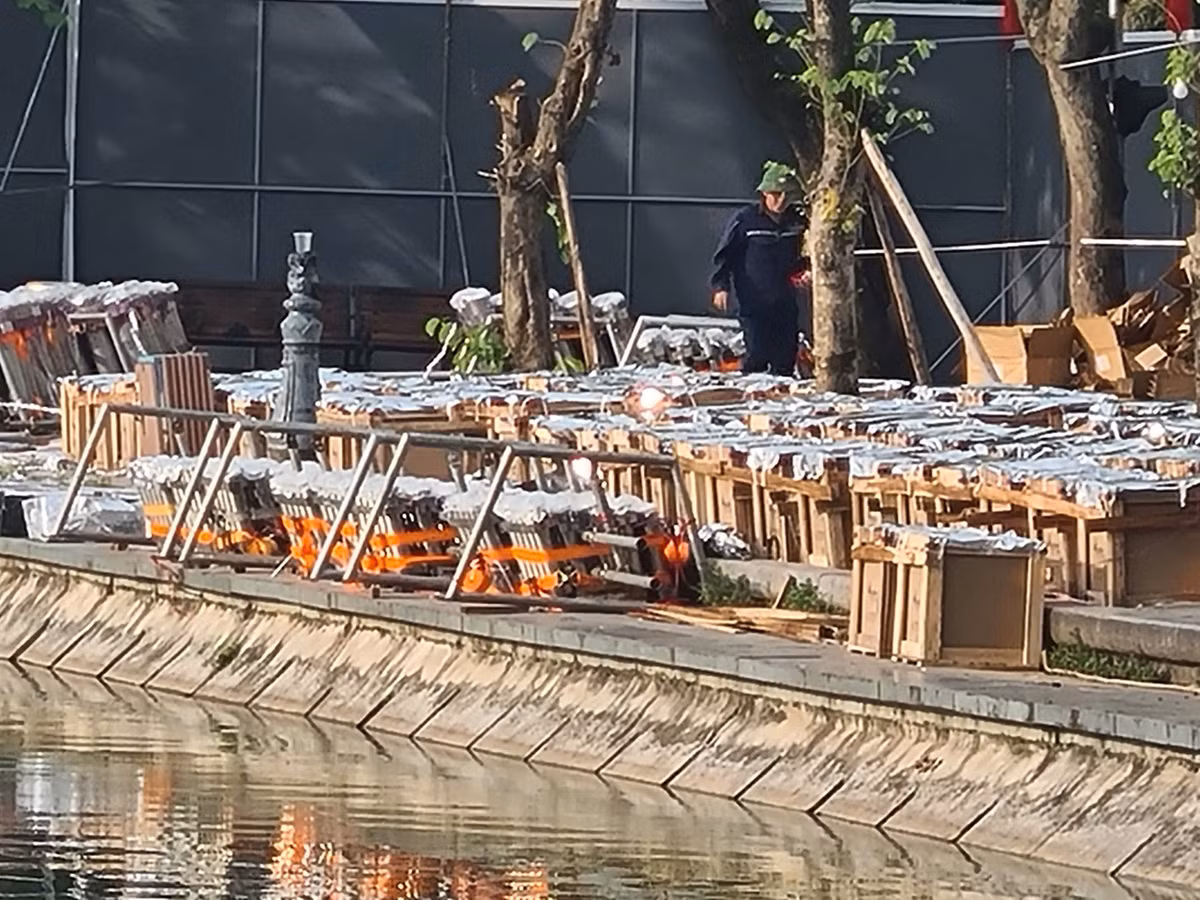 Được biết, ngoài hai điểm trên, UBND TP Hà Nội bắn pháo hoa tại 4 điểm tầm cao kết hợp tầm thấp khác, đặt tại: Đảo dừa - công viên Thống Nhất (quận Hai Bà Trưng), trước Cung Thể thao dưới nước - Khu liên hợp thể thao quốc gia (quận Nam Từ Liêm), vườn hoa Lạc Long Quân (quận Tây Hồ) và hồ Văn Quán (quận Hà Đông).