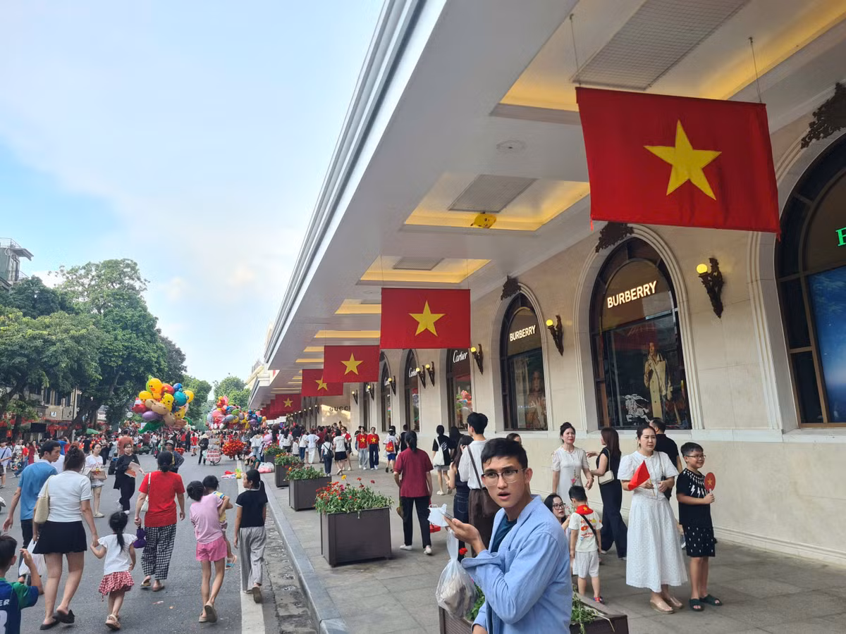 Trong khi đó, khắp các ngả đường hướng về khu vực Hồ Gươm, người dân đổ dồn về đây mỗi lúc một đông mong được xem pháo hoa.