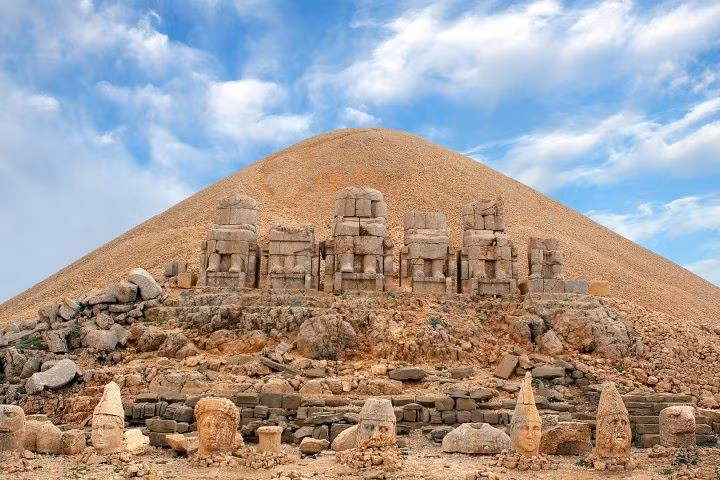  Nằm ở độ cao hơn 2.100 mét. Có độ cao đáng nể, núi Nemrut mang đến tầm nhìn ngoạn mục toàn vùng Đông Nam Thổ Nhĩ Kỳ. Ảnh: Pinterest.