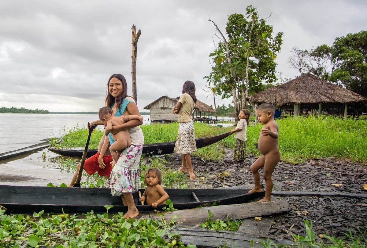  Chế độ sinh hoạt gắn chặt với môi trường nước. Họ đánh cá, bắt cua, hái trái hoang dã và trồng cây như sắn hay ớt ở những vùng đất khô hơn, thể hiện sự linh hoạt trong sinh kế. Ảnh: travelwiththesmile.com.