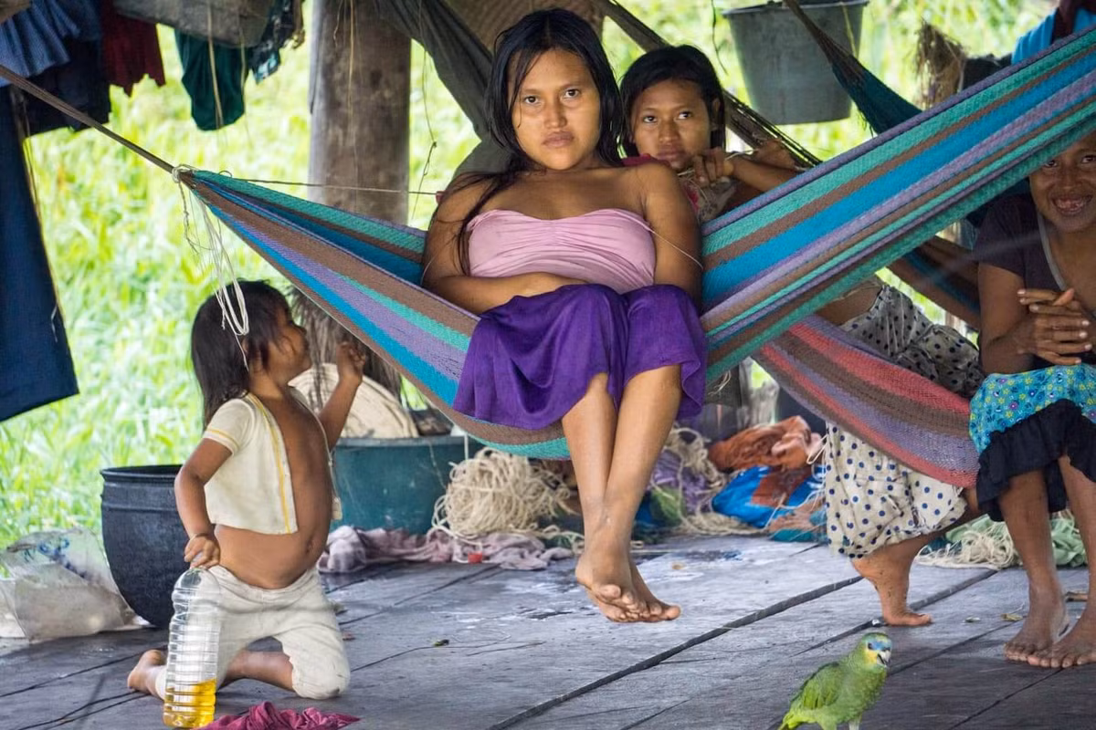  Người Warao ngày nay đối mặt với nhiều thách thức xã hội. Dù giữ được bản sắc, họ đang chịu ảnh hưởng của biến đổi môi trường, khó khăn trong tiếp cận y tế – giáo dục, khiếm nhiều người trẻ di cư xa nhà tìm cuộc sống bền vững hơn. Ảnh: travelwiththesmile.com.