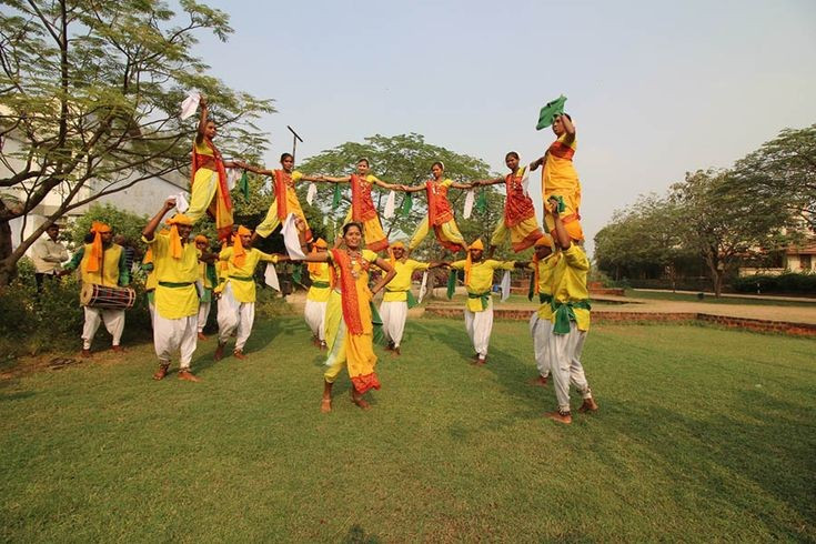  Âm nhạc và lễ hội rất phong phú. Trong các dịp lễ hội, người Gond thường biểu diễn những điệu múa truyền thống và sử dụng các nhạc cụ dân gian như trống và sáo. Các nghi lễ này không chỉ mang tính giải trí mà còn gắn với tín ngưỡng và lịch nông nghiệp của cộng đồng. Ảnh: Pinterest.
