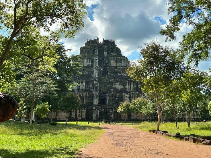  Nằm sâu trong rừng rậm một thời gian dài. Vị trí biệt lập khiến Koh Ker bị lãng quên suốt nhiều thế kỷ. Ảnh: Pinterest.
