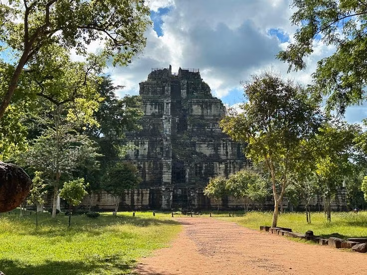  Nằm sâu trong rừng rậm một thời gian dài. Vị trí biệt lập khiến Koh Ker bị lãng quên suốt nhiều thế kỷ. Ảnh: Pinterest.
