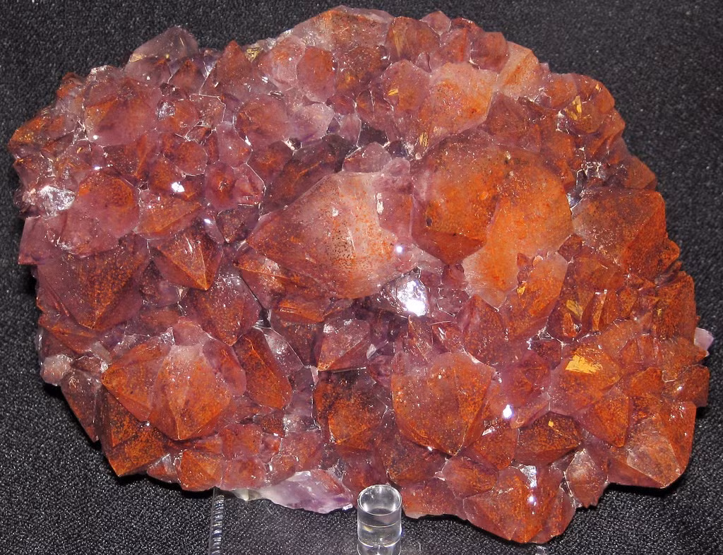  Từng được dùng làm sắc tố từ thời tiền sử. Hematite được nghiền thành bột để tạo màu đỏ (ochre) từ hàng chục nghìn năm trước. Con người thời tiền sử đã dùng nó để vẽ tranh hang động và trang trí cơ thể. Ảnh: Flickr.