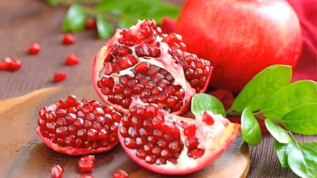  Lựu: Lựu vốn dĩ là biểu tượng của sự sinh sôi nảy nở. Với hàng trăm hạt bên trong, quả lựu thể hiện sự phồn vinh, đông con cháu và của cải sinh sản liên tục.