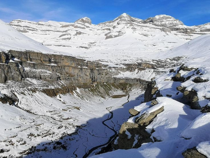  Nơi có khối núi đá vôi cao nhất châu Âu. Đỉnh Mont Perdu cao 3.355 mét, là núi đá vôi cao nhất châu Âu. Địa hình karst độc đáo tạo nên các vách đá, hẻm núi và hang động ngoạn mục trong toàn khu vực. Ảnh: Pinterest.