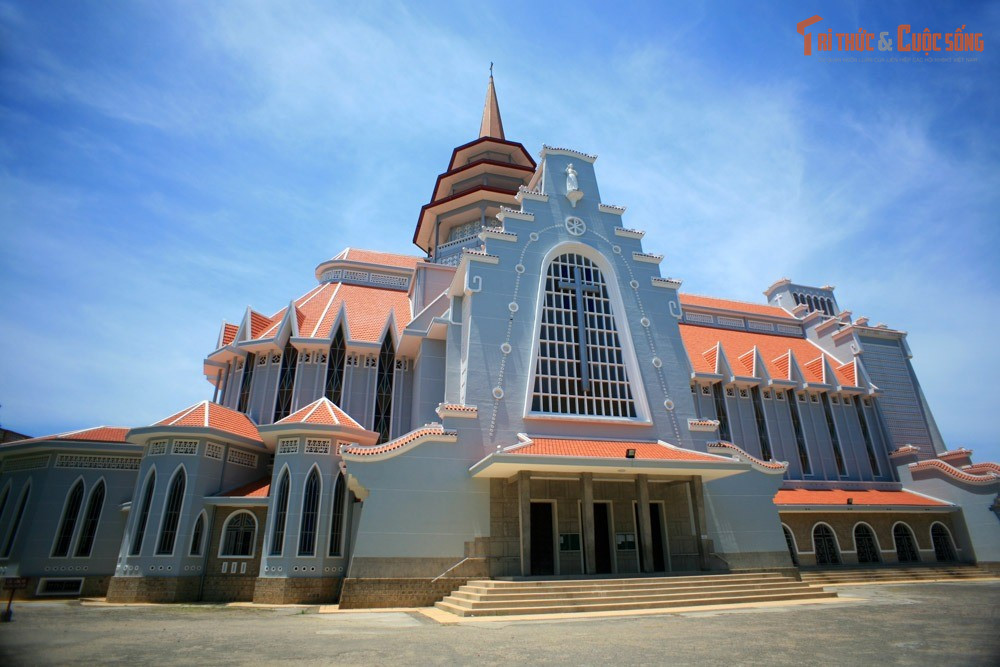 Hành trình thành lập bắt đầu từ thừa sai Canada. Ngày 14 /10/1925, ba vị thừa sai từ Canada - cha Hubert Cousineau, cha Eugène Larouche và thầy Barnabé St-Pierre - đến Huế để lập cộng đoàn Dòng Chúa Cứu Thế. Nhà thờ Dòng Chúa Cứu Thế được khởi công vào tháng 1/1959 và khánh thành vào tháng 8/1962.