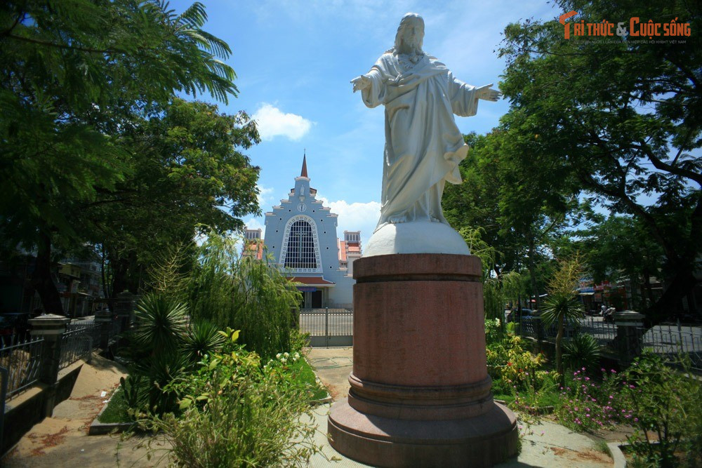 Chứng nhân lịch sử hơn nửa thế kỷ. Mặc dù không cổ như nhiều di tích khác của Cố đô, nhà thờ Dòng Chúa Cứu Thế đã chứng kiến nhiều biến động lịch sử thời hiện đại của Huế và trở thành một phần ký ức văn hóa của địa phương.