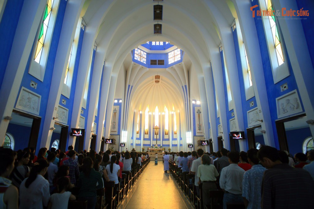 Hiên rộng lớn không vách độc đáo. Khác với nhiều nhà thờ khác, nhà thờ Dòng Chúa Cứu Thế có cửa rộng và không có vách, phần hiên được thiết kế mở giúp không gian thêm thoáng đãng, linh hoạt khi đông người dự lễ.