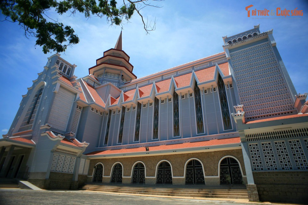 Tháp chuông ba tầng cao 53 m. Phần tháp chuông trung tâm gồm ba tầng với chiều cao tổng thể khoảng 53 m, trang bị bốn quả chuông điện, trở thành điểm nhấn kiến trúc nổi bật của công trình.