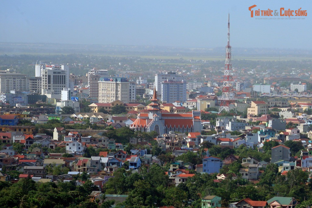 Vị trí đắc địa giữa lòng thành phố Huế. Nhà thờ tọa lạc trên đường Nguyễn Huệ, phường Thuận Hóa, nằm giữa hai tuyến phố chính, góp phần làm nên không gian đô thị đặc trưng của cố đô.