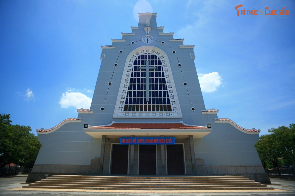 Mặt bằng tạo hình cây thánh giá khi nhìn từ trên cao. Khi nhìn bản đồ mặt bằng, cấu trúc chính của nhà thờ đối xứng qua trục trung tâm, hình thành hình cây thánh giá biểu tượng của đạo Công giáo.