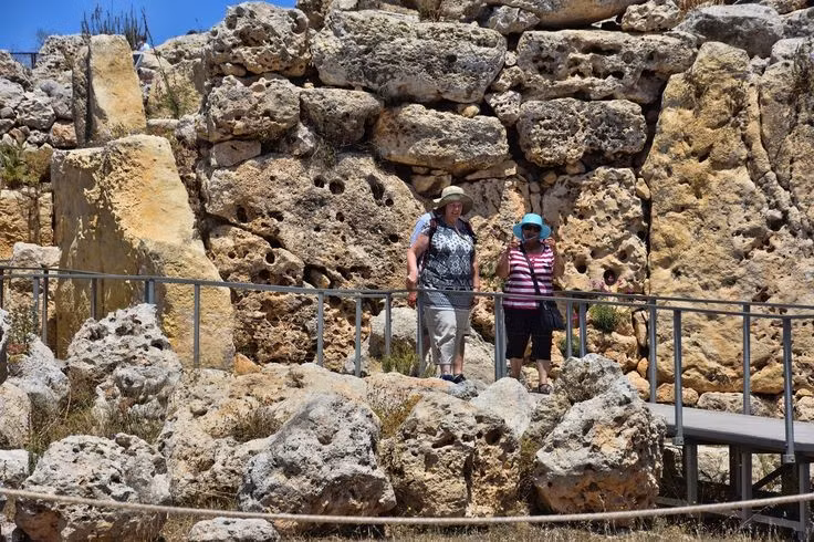  Điểm du lịch nổi tiếng. Ngày nay, đền Ġgantija thu hút đông đảo khách du lịch và nhà khảo cổ, trở thành biểu tượng văn hóa của Malta. Ảnh: Pinterest.