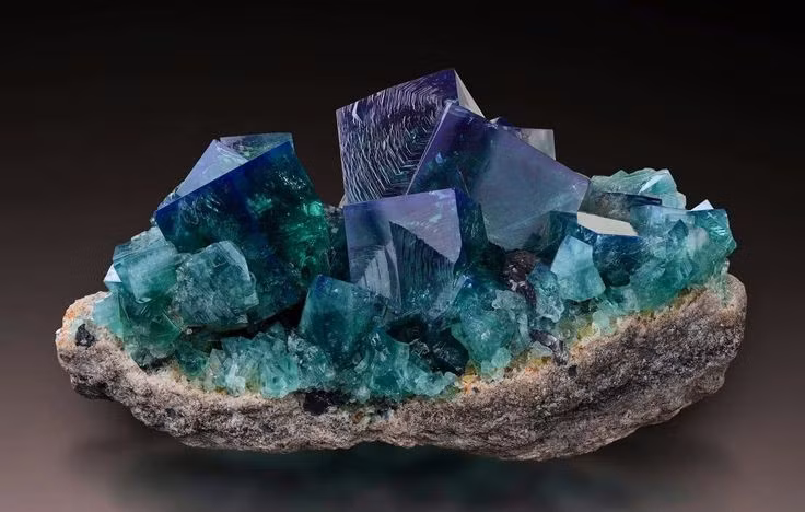  2. Khả năng phát quang. Dưới tia cực tím, fluorite có thể phát sáng với nhiều màu, tạo nên hiệu ứng huyền ảo. Ảnh: Pinterest.