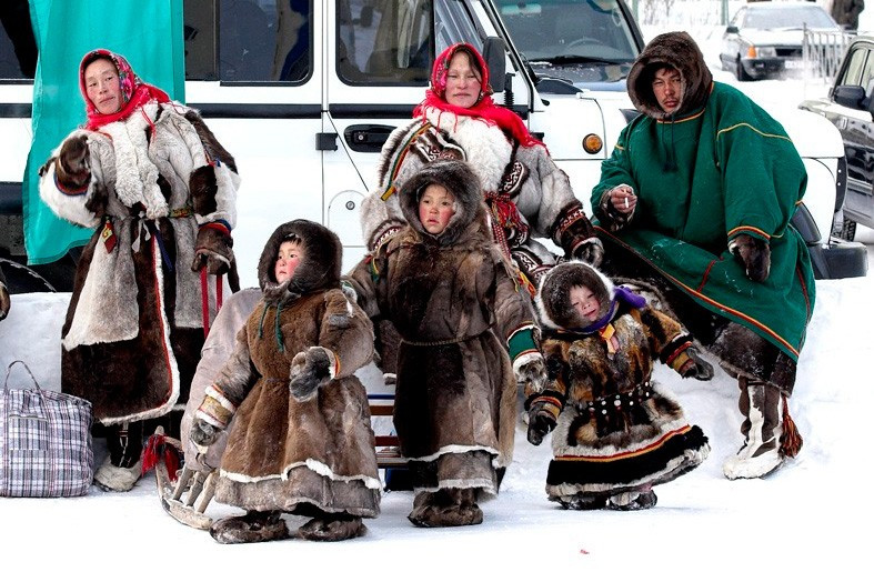  Văn hóa đang chịu sức ép hiện đại hóa. Sự khai thác dầu khí và đô thị hóa ở Tây Siberia đã ảnh hưởng mạnh đến môi trường sống và lối sống truyền thống của người Khanty. Ảnh: arctic-megapedia.com.