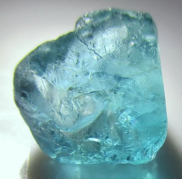  6. Thường trong suốt đến bán trong suốt. Những viên trong suốt và có màu chuẩn xanh lam – xanh lục rất được săn lùng trên thị trường quốc tế. Ảnh: Pinterest.