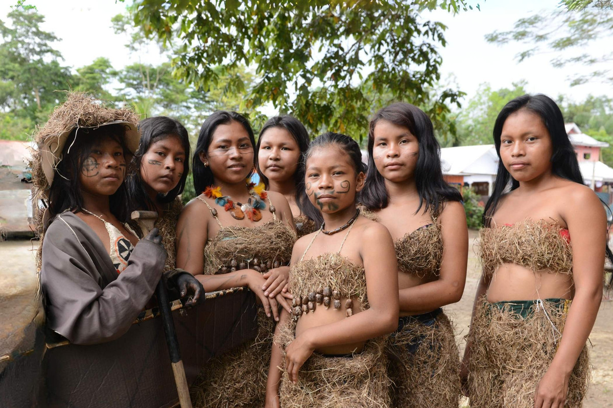  Nghi lễ trưởng thành mang tính biểu tượng mạnh mẽ. Lễ trưởng thành dành cho thiếu nữ Ticuna là một trong những nghi lễ phức tạp nhất Amazon, bao gồm ca hát, vẽ mặt, trang phục nghi lễ và nhiều ngày sinh hoạt cộng đồng. Ảnh: rainforestfoundation.org.