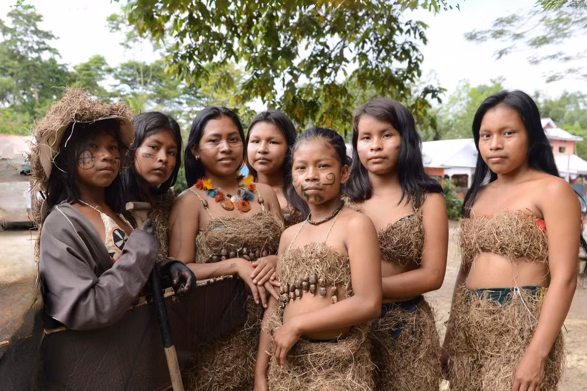  Nghi lễ trưởng thành mang tính biểu tượng mạnh mẽ. Lễ trưởng thành dành cho thiếu nữ Ticuna là một trong những nghi lễ phức tạp nhất Amazon, bao gồm ca hát, vẽ mặt, trang phục nghi lễ và nhiều ngày sinh hoạt cộng đồng. Ảnh: rainforestfoundation.org.