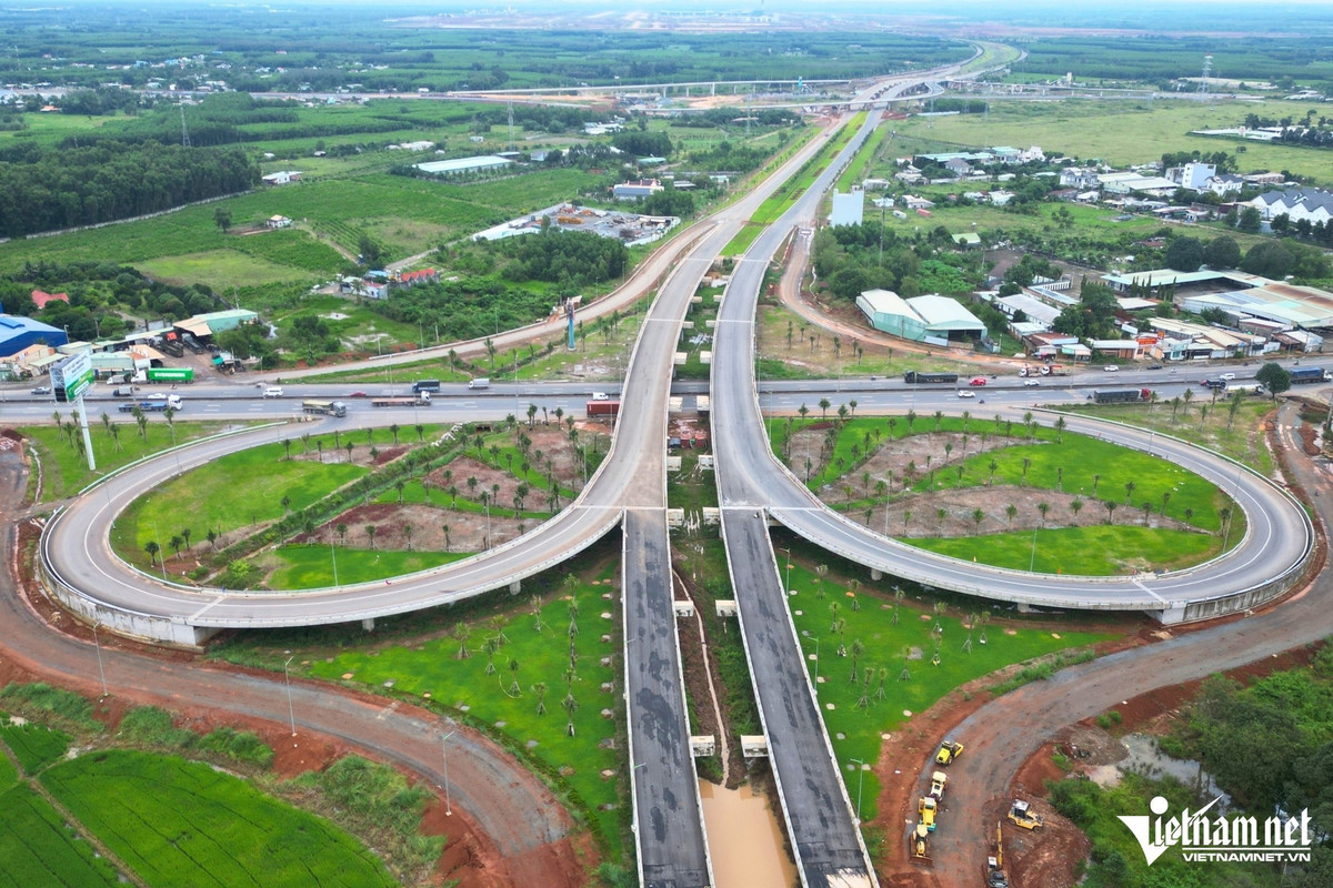 Dự án được khởi công từ tháng 7/2023 và dự kiến thông xe trong những ngày tới. Đến nay, tuyến T1 đã thông xe kỹ thuật vào ngày 30/4 vừa qua, còn tuyến T2 đã thi công xong các hạng mục nền và móng đường, công tác thảm bê tông nhựa đạt hơn 95%.