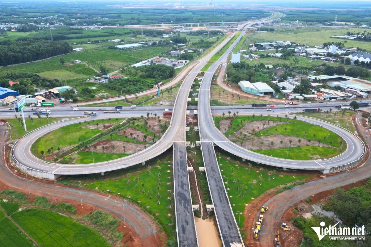 Dự án được khởi công từ tháng 7/2023 và dự kiến thông xe trong những ngày tới. Đến nay, tuyến T1 đã thông xe kỹ thuật vào ngày 30/4 vừa qua, còn tuyến T2 đã thi công xong các hạng mục nền và móng đường, công tác thảm bê tông nhựa đạt hơn 95%.