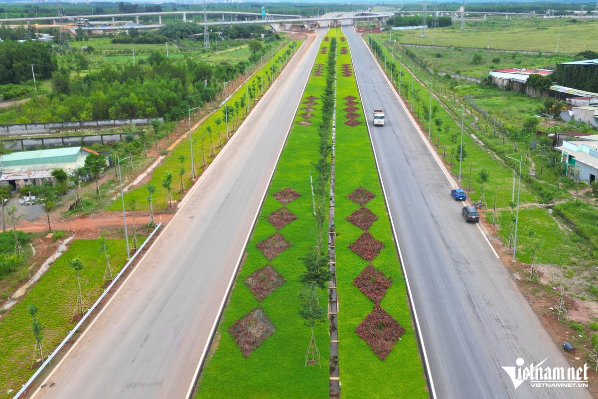 Ghi nhận của PV VietNamNet những ngày cuối tháng 11, trên công trường, các hạng mục chính đã về đích, chỉ còn lại những phần việc cuối cùng như hoàn thiện sơn kẻ đường, trồng cây xanh, kiểm tra hệ thống chiếu sáng và vệ sinh mặt đường trước khi nghiệm thu.