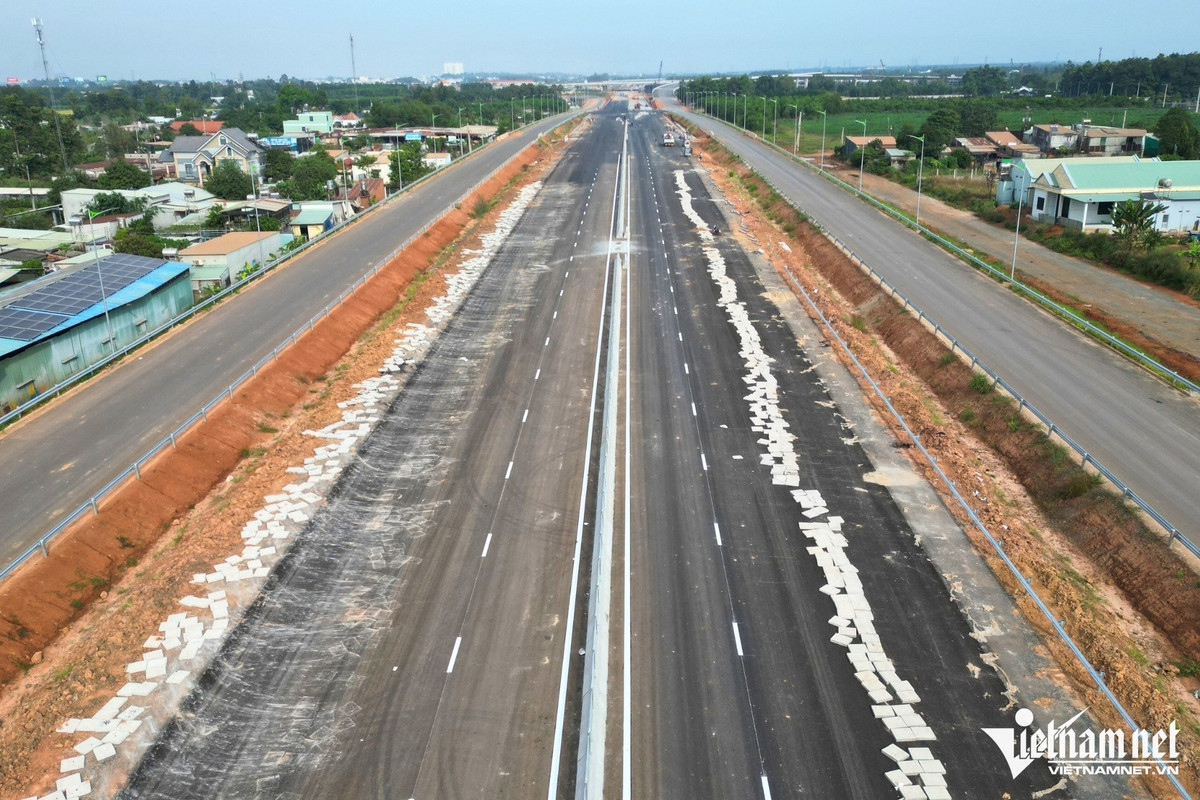 Dọc tuyến T2 là hai làn đường chạy song song với cao tốc Biên Hòa - Vũng Tàu, đã cơ bản hoàn thiện các hạng mục thảm nhựa, hộ lan, trồng cỏ, rãnh thoát nước...