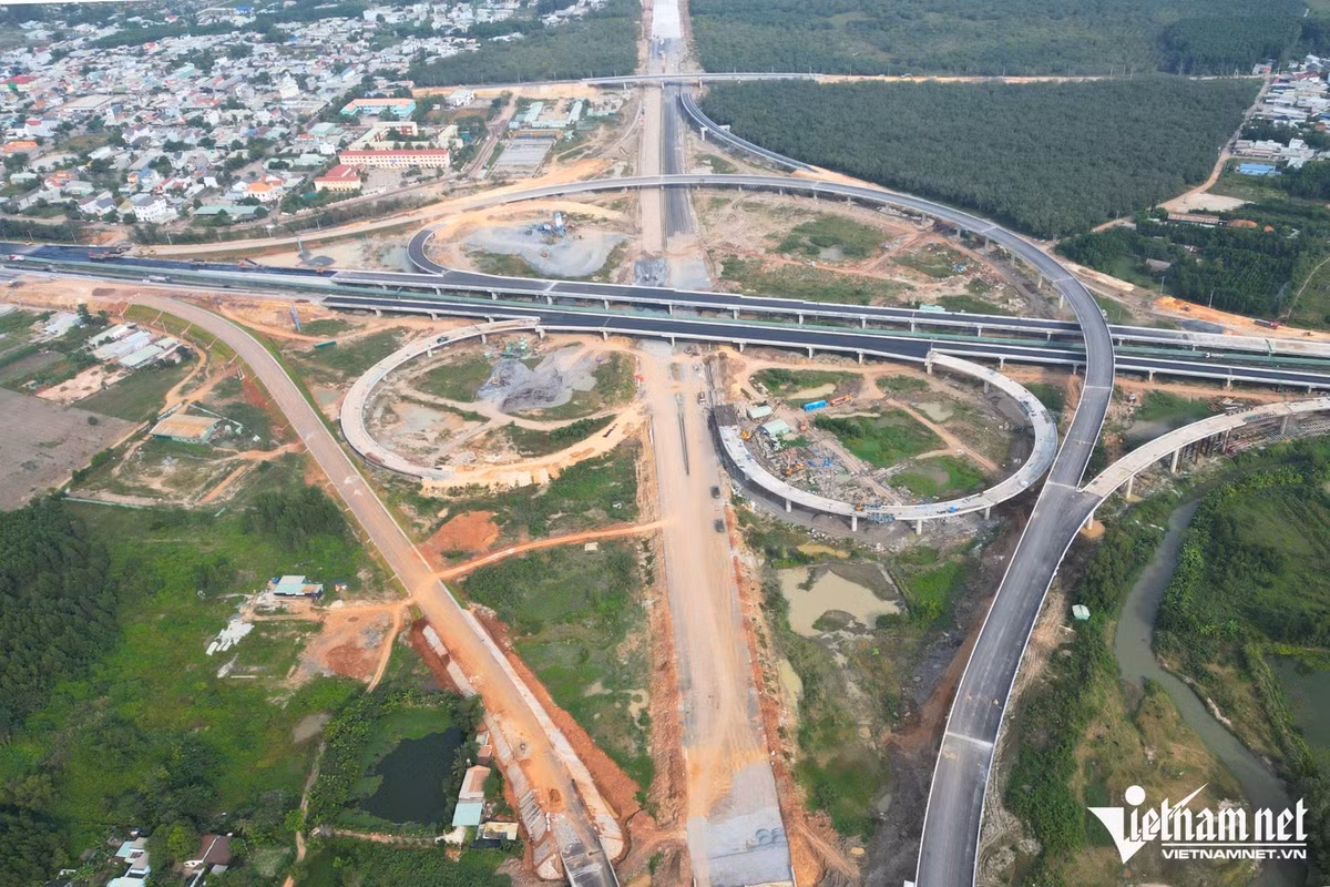 Trong ảnh là điểm đầu tuyến T2, dài 3,5km, quy mô 4 làn xe kết nối với cao tốc TPHCM - Long Thành - Dầu Giây, điểm cuối nối vào nút giao tuyến T1. Nhà thầu đang triển khai các hạng mục quan trọng như nền đường, cầu cạn và thảm nhựa.