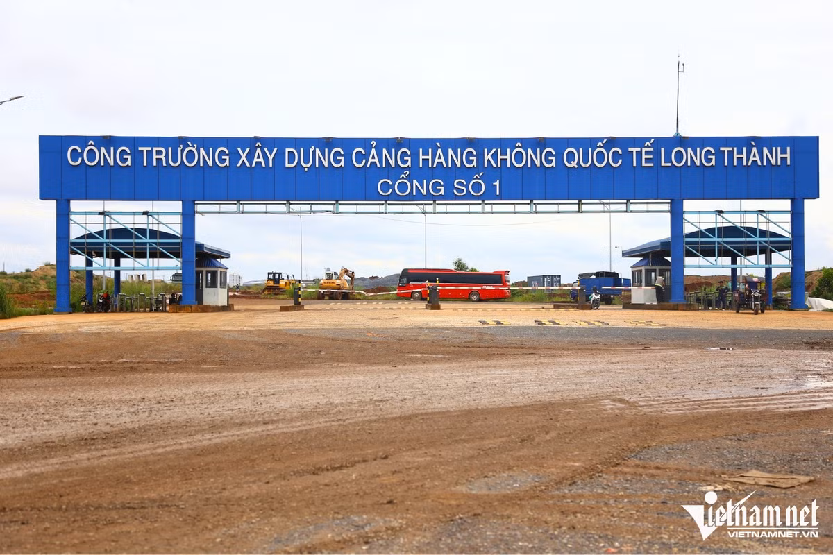 Trong đó, tuyến T1 dài 4,3km, quy mô 6 làn xe. Điểm đầu tuyến T1 nối với Quốc lộ 51, điểm cuối kết nối vào nhà ga hành khách sân bay Long Thành.
