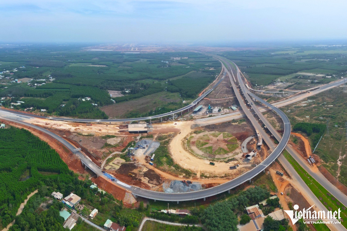 Gói thầu 6.12, dự án đầu tư xây dựng Cảng hàng không Quốc tế Long Thành (sân bay Long Thành, tỉnh Đồng Nai) thi công 2 tuyến đường giao thông (tuyến T1 và T2) kết nối với Quốc lộ 51 và cao tốc TPHCM - Long Thành - Dầu Giây, với tổng kinh phí hơn 2.630 tỷ đồng đã lộ diện.