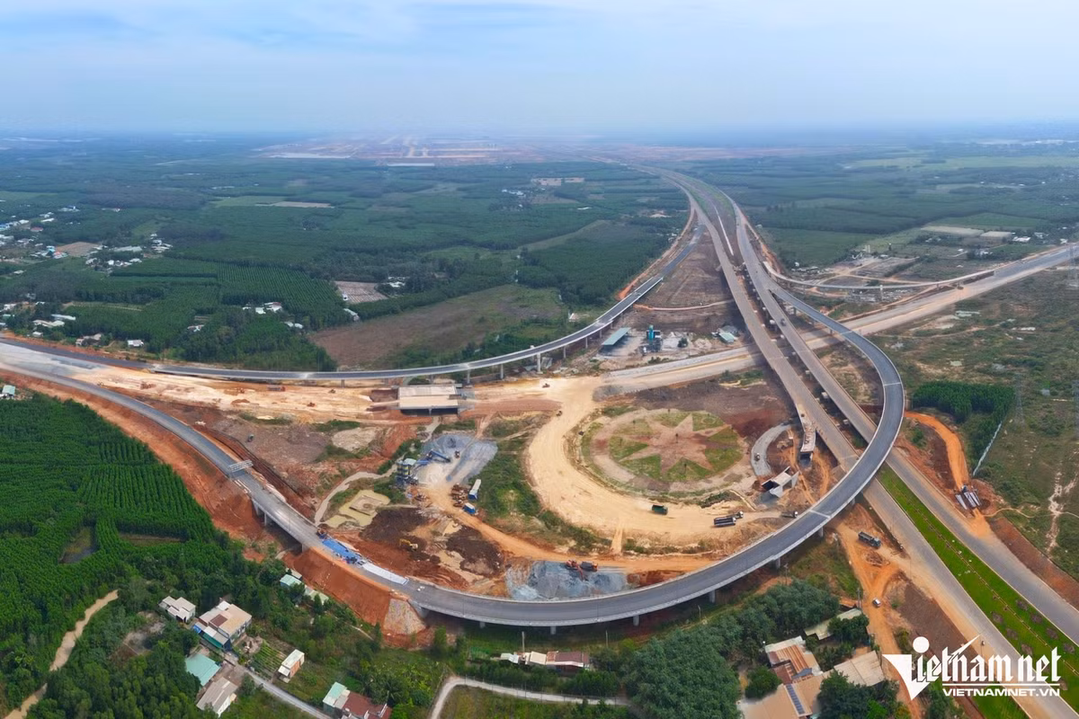 Gói thầu 6.12, dự án đầu tư xây dựng Cảng hàng không Quốc tế Long Thành (sân bay Long Thành, tỉnh Đồng Nai) thi công 2 tuyến đường giao thông (tuyến T1 và T2) kết nối với Quốc lộ 51 và cao tốc TPHCM - Long Thành - Dầu Giây, với tổng kinh phí hơn 2.630 tỷ đồng đã lộ diện.