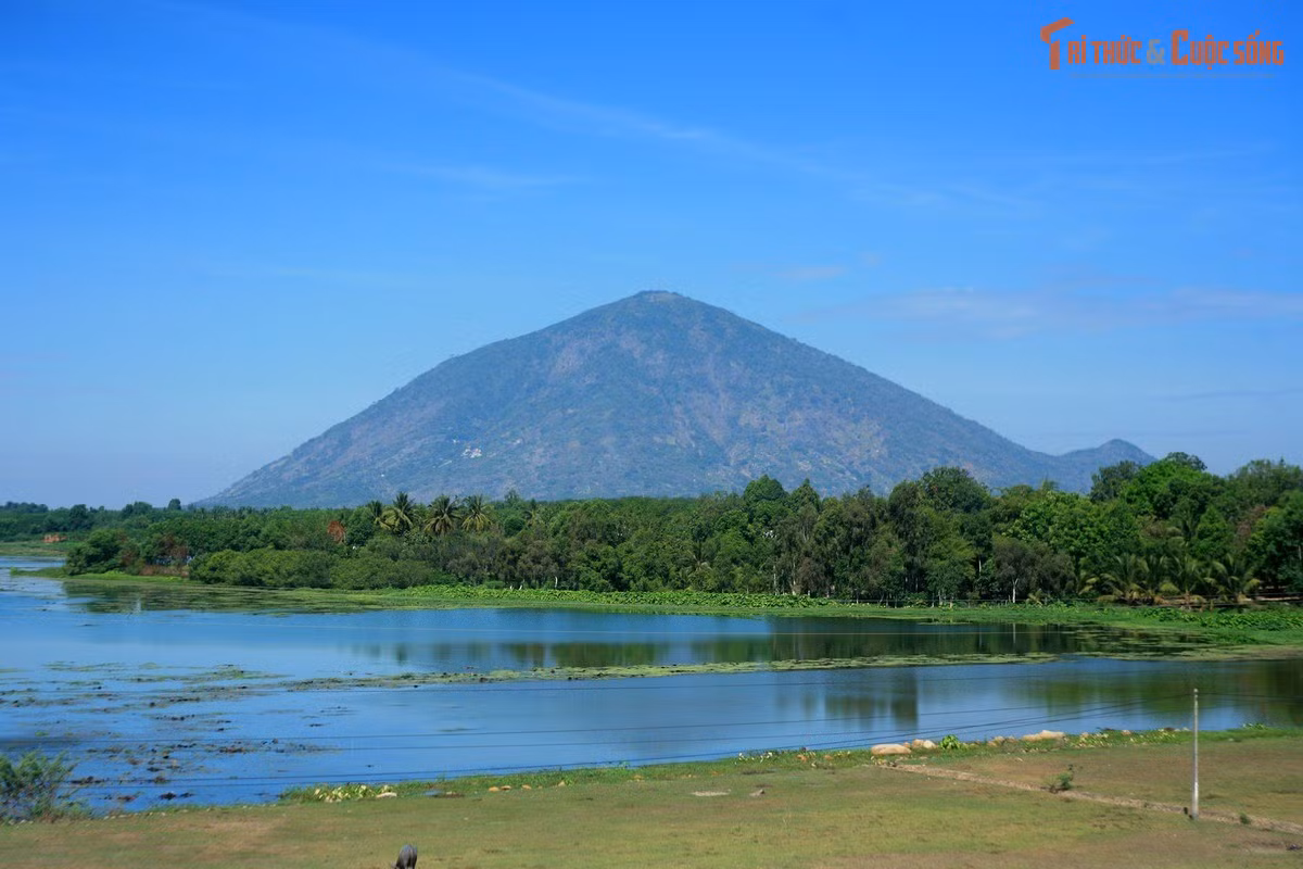 Ngọn núi linh thiêng bậc nhất Nam Bộ. Núi Bà Đen cao khoảng 986 m, được xem là “nóc nhà Nam Bộ” và là trung tâm tín ngưỡng lớn gắn với Linh Sơn Thánh Mẫu.