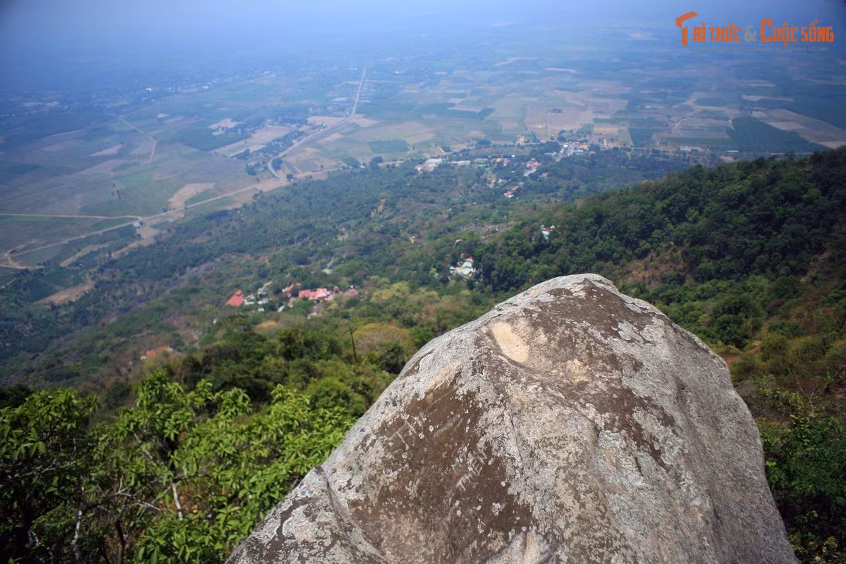 Ranh giới giữa huyền thoại và thực tế. Dù chưa có bằng chứng cụ thể, chính sự mơ hồ giữa lịch sử, tín ngưỡng và truyền thuyết khiến Núi Bà Đen trở thành một trong những địa điểm “bí ẩn” nổi bật ở Việt Nam.