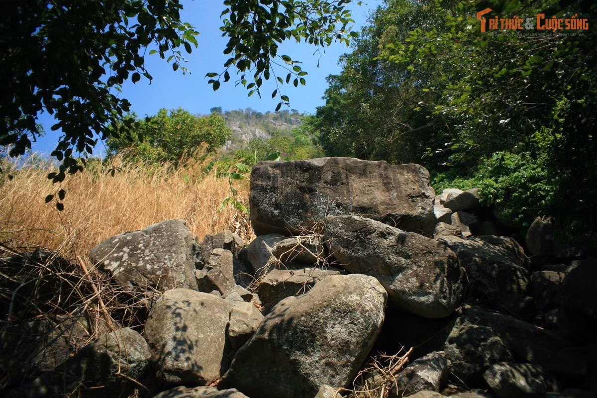 Gắn với nhiều thời kỳ chiến tranh và biến động. Do địa hình hiểm trở, Núi Bà Đen từng là căn cứ của các lực lượng vũ trang trong nhiều giai đoạn lịch sử, bối cảnh cho nhiều giả thuyết về việc chôn giấu tài sản hoặc vũ khí.