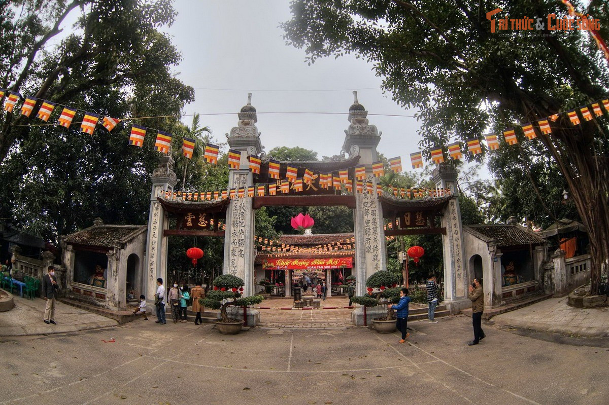 Tên chữ giàu ý nghĩa. Chùa Láng có tên chữ Chiêu Thiền tự, có ý nghĩa rằng: "Vì có điều tốt rõ rệt nên gọi là Chiêu. Đây là nơi sinh ra Thiền sư Đại Thánh nên gọi là Thiền".