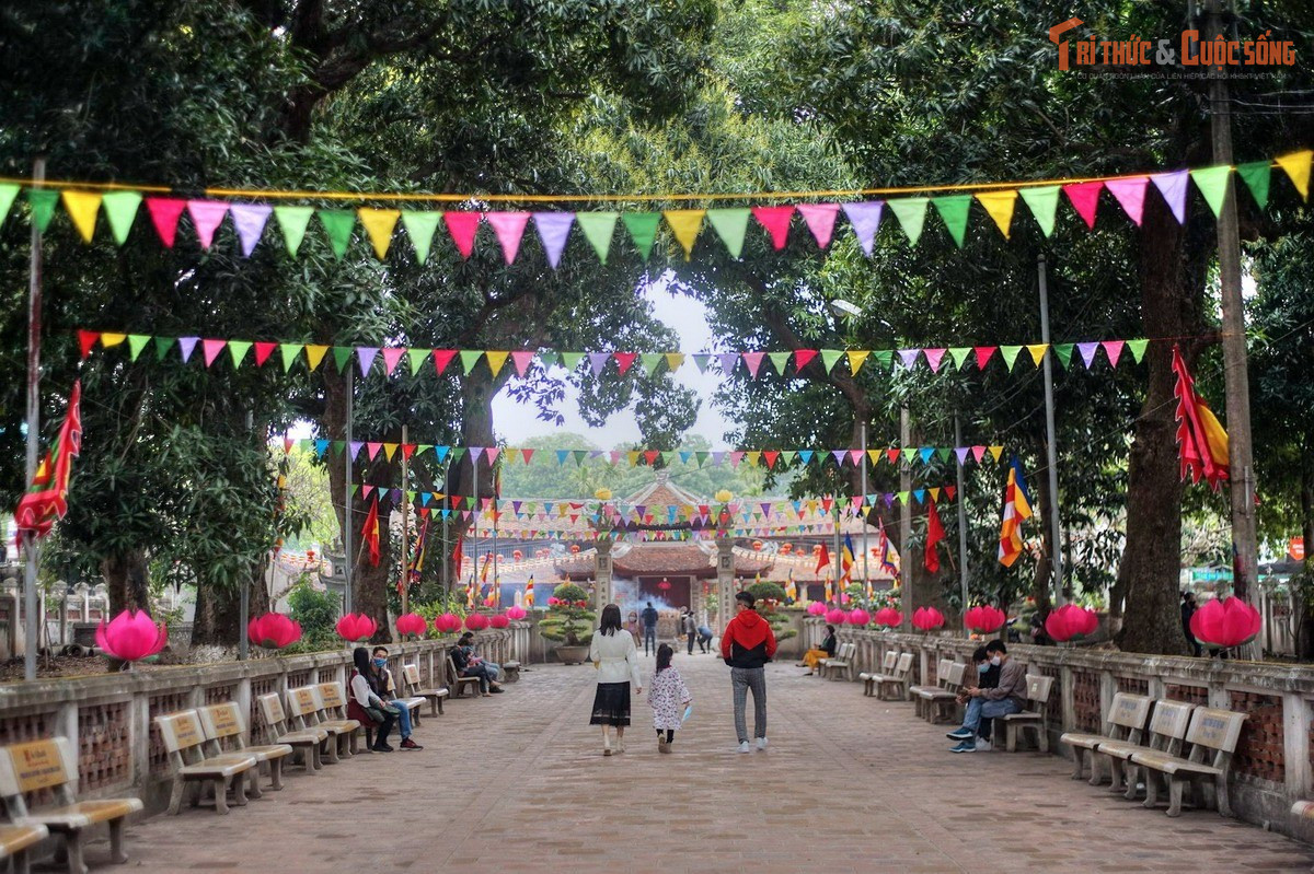 Lễ hội truyền thống của chùa diễn ra rất sôi động từ ngày 5-8 tháng 3 âm lịch. Đây là ngày giỗ thiền sư Từ Đạo Hạnh với các nghi lễ, rước kiệu và trò chơi dân gian hấp dẫn thu hút người dân Thủ đô tham gia.