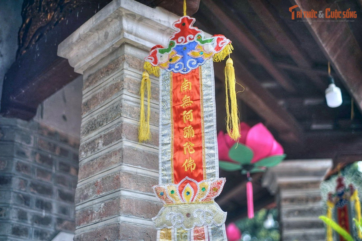 Chùa được xây để thờ vua Lý Thần Tông và thiền sư nổi tiếng Từ Đạo Hạnh. Con của vua Lý Thần Tông là vua Lý Anh Tông đã cho xây cất chùa Chiêu Thiền để thờ vua cha và tiền thân của người - theo truyền thuyết là thiền sư Từ Đạo Hạnh.