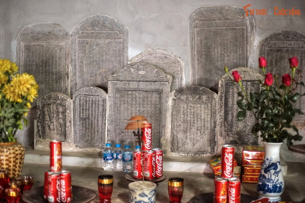 Bên trong chùa hiện còn lưu giữ nhiều bia ký, sắc phong và hiện vật từ nhiều triều đại khác nhau. Hệ thống hiện vật này giúp các nhà sử học nghiên cứu về phong tục, tín ngưỡng cũng như các giai đoạn trùng tu chùa qua thời gian.