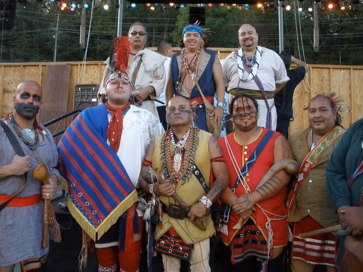  Người Cherokee đang gìn giữ ngôn ngữ qua trường học và tài liệu số. Nỗ lực này giúp phục hồi ngôn ngữ có nguy cơ mai một của họ. Ảnh: Pinterest.