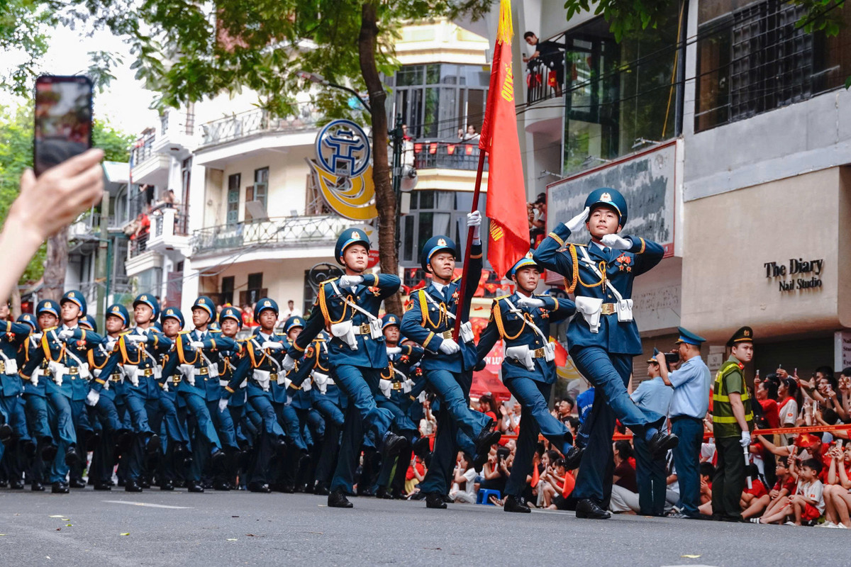 Sáng ngày 2/9, Hà Nội rực rỡ trong không khí lễ hội khi các khối quân đội và quần chúng oai hùng tiến bước trên những tuyến phố trung tâm, tham gia Lễ diễu binh, diễu hành kỷ niệm 80 năm Quốc khánh.