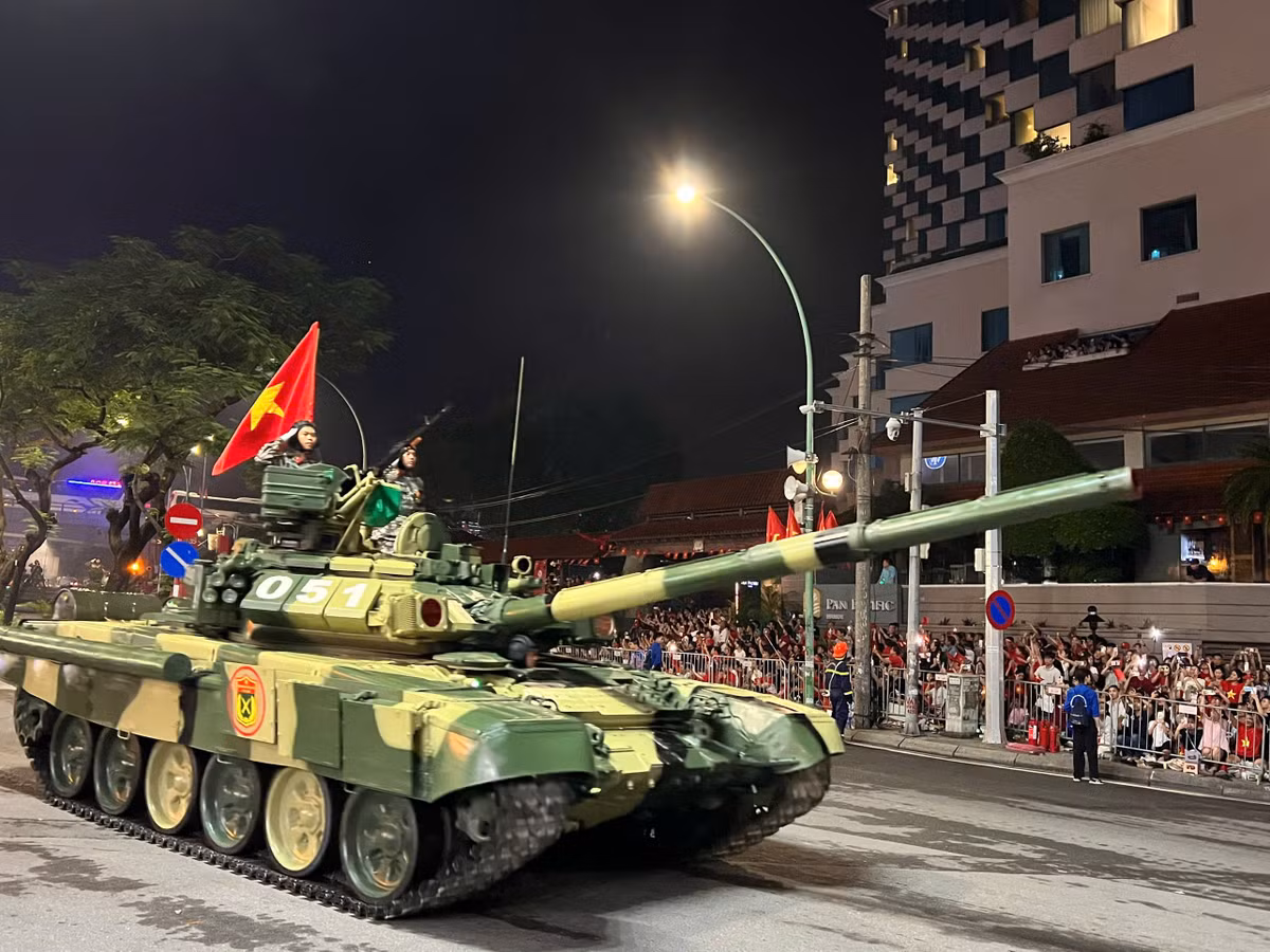 Lúc 3h10, khối xe tăng, thiết giáp di chuyển qua đường Thanh Niên trong ánh đèn của buổi sớm, tạo nên khung cảnh hiếm có trên con đường nổi tiếng của Hà Nội.