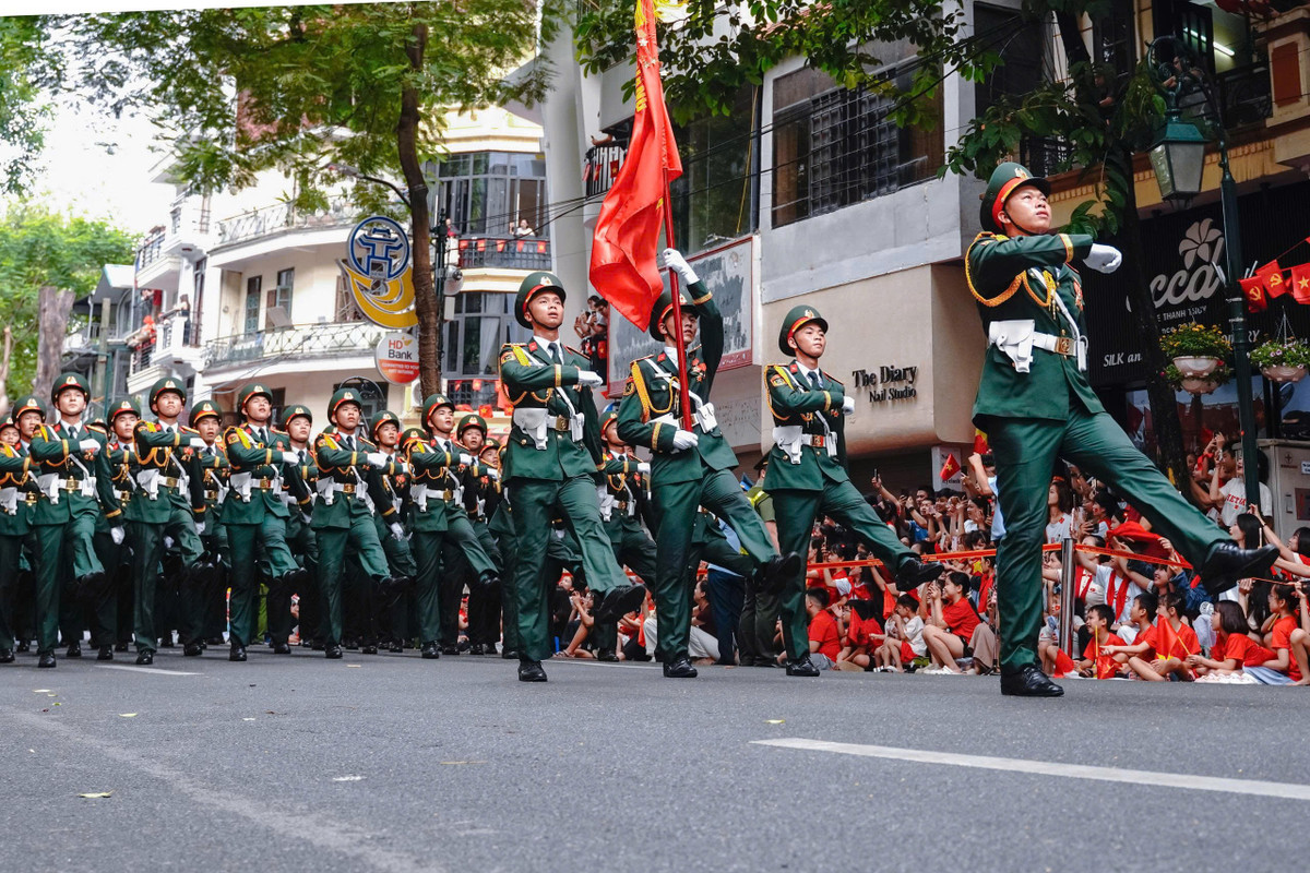 Hai bên đường, người dân Thủ đô và du khách nô nức đứng kín, vỗ tay, reo hò cổ vũ, hòa chung nhịp thở tự hào cùng dòng người diễu hành.