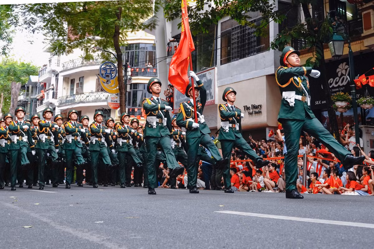Hai bên đường, người dân Thủ đô và du khách nô nức đứng kín, vỗ tay, reo hò cổ vũ, hòa chung nhịp thở tự hào cùng dòng người diễu hành.