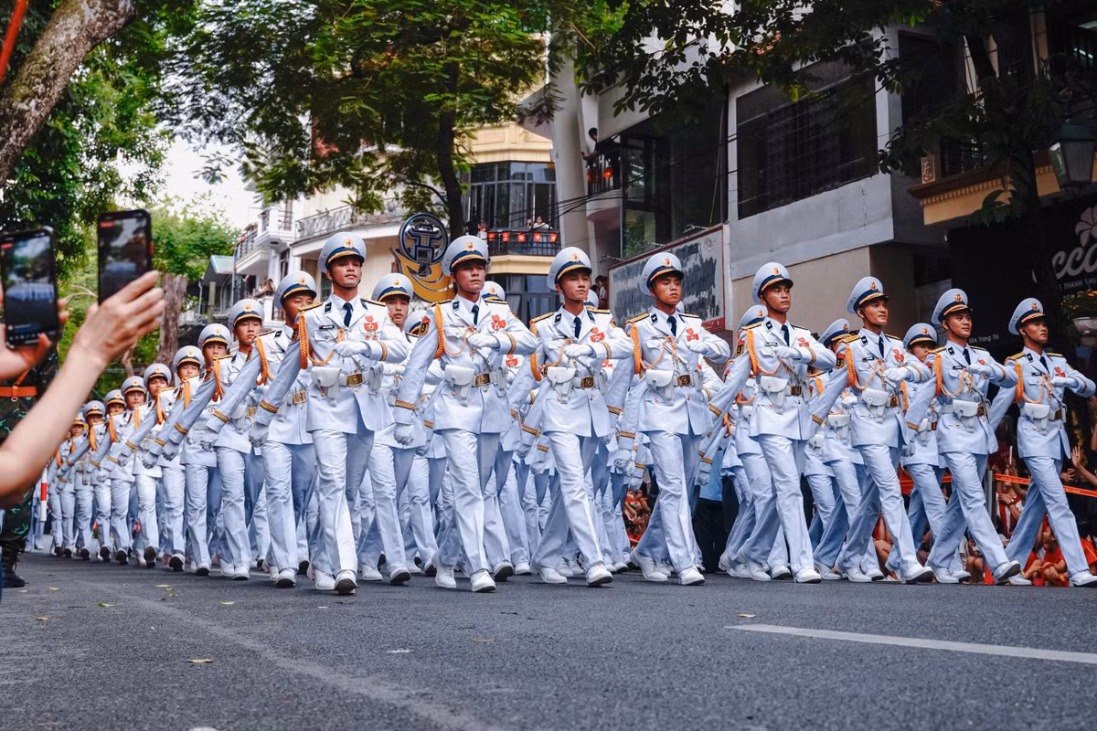 Các khối diễu hành lần lượt đi qua các đường phố trung tâm Thủ đô trong hàng ngũ ngay ngắn, ánh mắt kiên cường, khí thế ngời sáng.