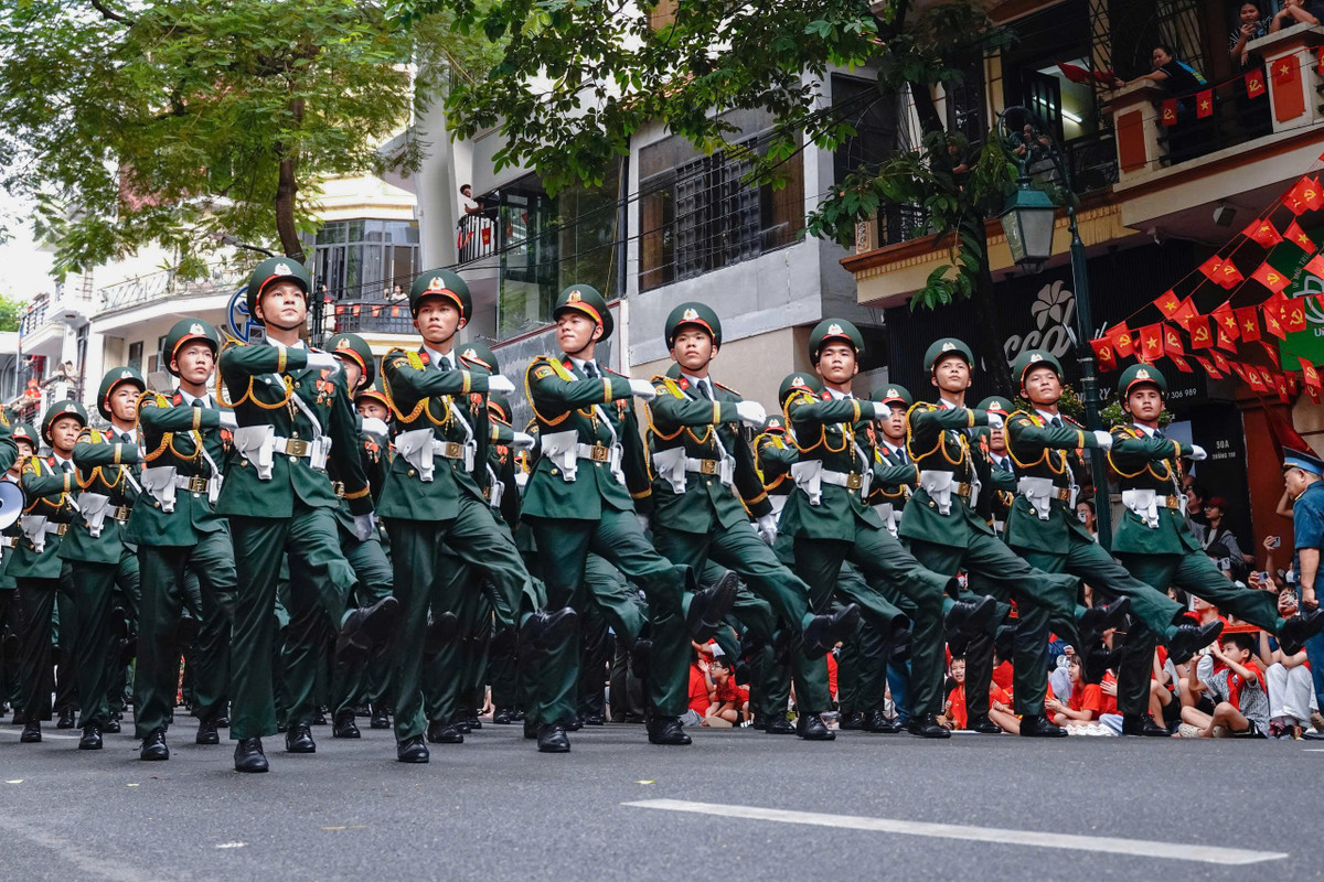 Khí thế hào hùng của đoàn quân đi qua các tuyến phố Hà Nội sáng 2/9 đã trở thành khoảnh khắc thiêng liêng, khắc sâu trong lòng người dân cả nước, làm bừng dậy niềm tự hào dân tộc trong ngày kỷ niệm tròn 80 năm Tổ quốc độc lập, tự do.