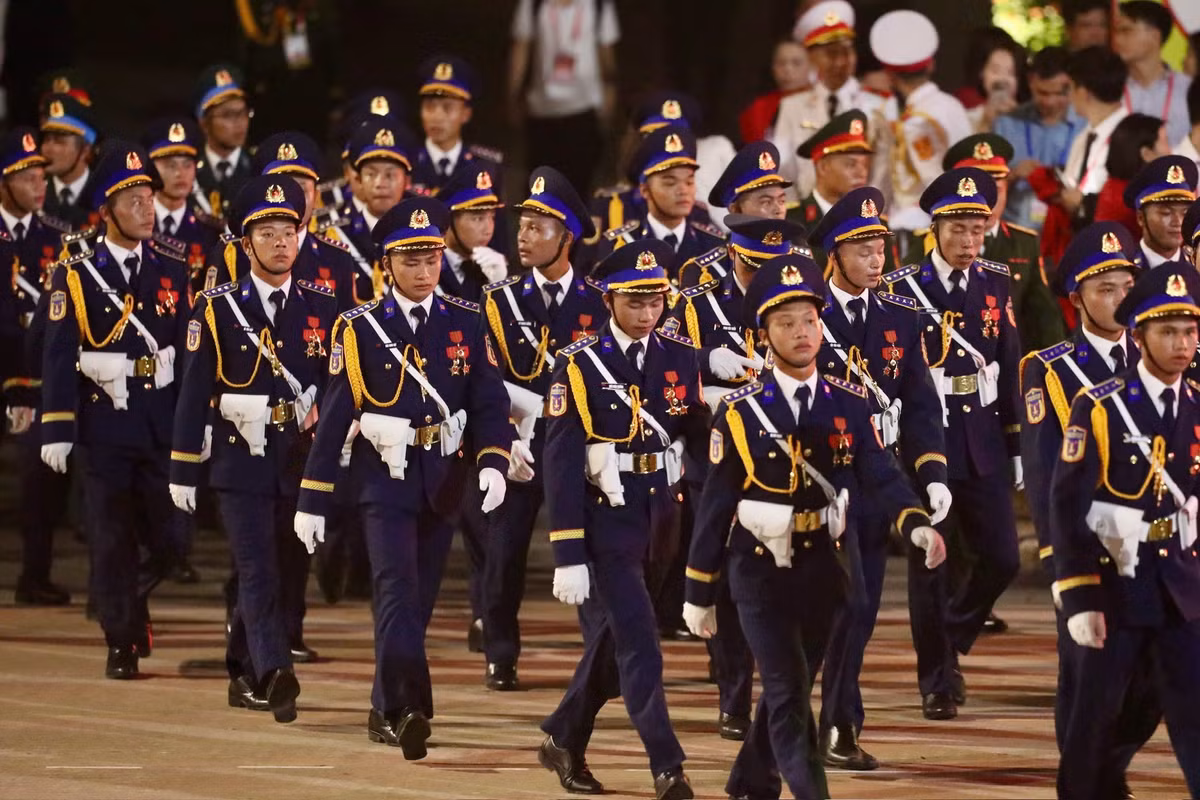 Các chiến sĩ khoác trên mình quân phục chỉnh tề, bước đều trong bầu không khí trang nghiêm trước giờ đại lễ.