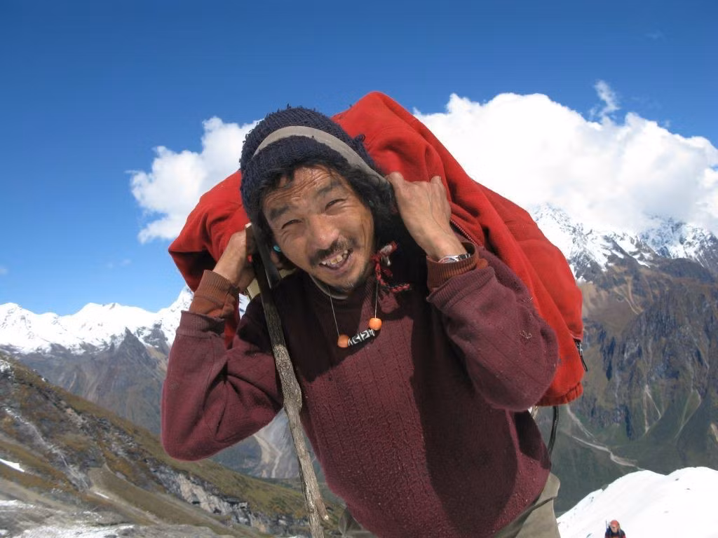  2. Không phải người phương Tây mà người Sherpa đã đặt chân lên Everest trước. Trước khi Edmund Hillary và Tenzing Norgay chinh phục đỉnh núi vào năm 1953, người Sherpa bản địa đã nhiều lần tiếp cận gần đến đỉnh trong các hành trình hỗ trợ leo núi. Ảnh: Pinterest.