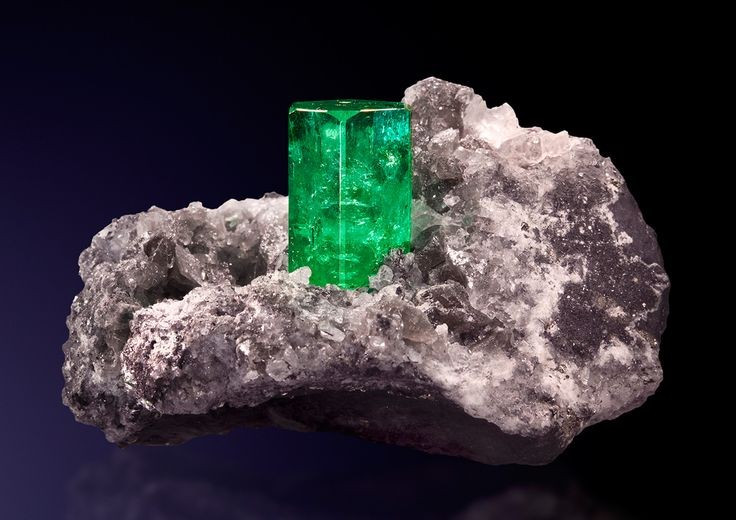  4. Màu xanh của ngọc lục bảo đến từ nguyên tố crom và vanadi. Sự kết hợp của hai nguyên tố này trong khoáng vật beryl tạo ra sắc xanh đặc trưng không thể nhầm lẫn. Ảnh: Pinterest.